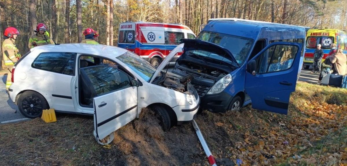 Zderzenie busa z autem osobowym