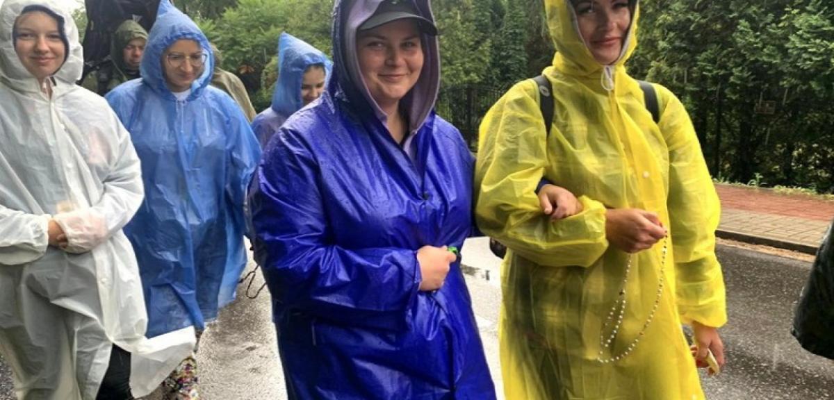Idą w słońcu i deszczu. Pielgrzymi w drodze