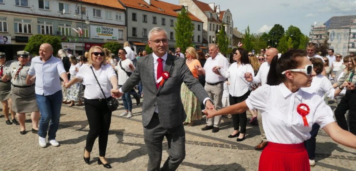 150 osób tańczyło w Piszu poloneza w rocznicę Konstytucji 3 Maja