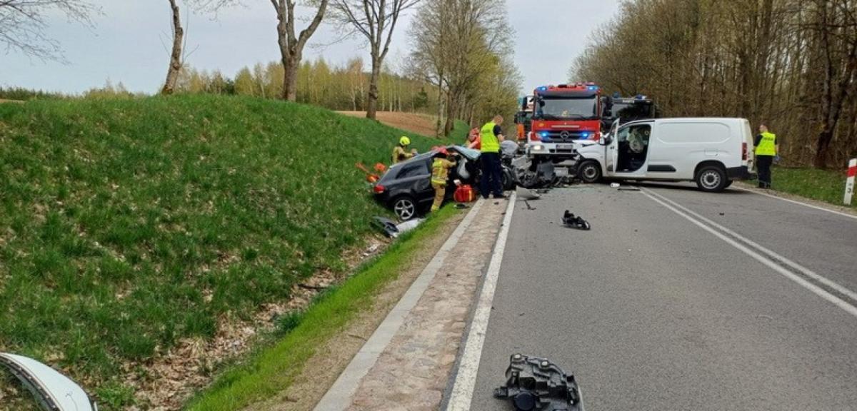 Czołowe zderzenie aut na DK63
