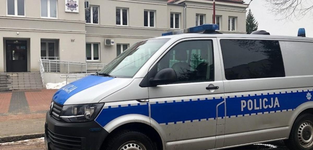 Ledwo trzymał pion. 37-latek spacerował z synem obok komendy policji