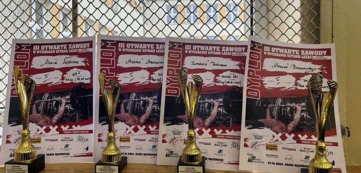 Zawodnicy Power Factory Pisz wyciskali sztangę.Czworo na podium