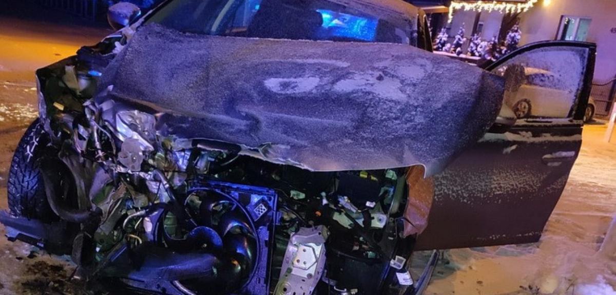 Wypadek na przejeździe kolejowym. W aucie kobieta z dzieckiem