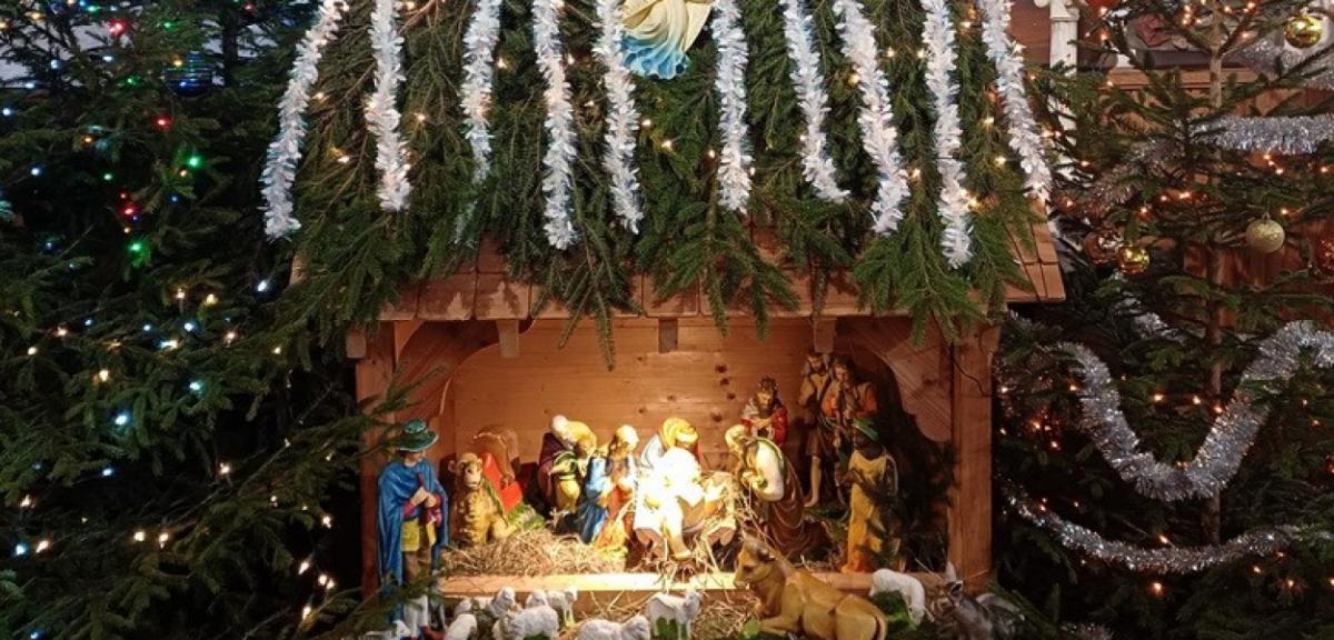 Jezus malusieńki, leży wśród stajenki