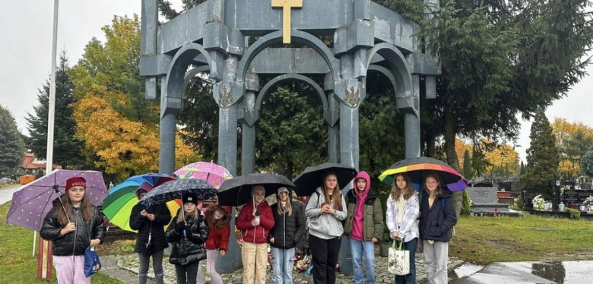 Szkoła pamięta. Pamiętają uczniowie dbając o groby na piskim cmentarzu