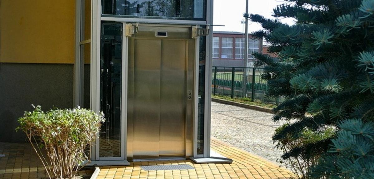 Już działa. Uruchomiono windę zewnętrzną w budynku Starostwa