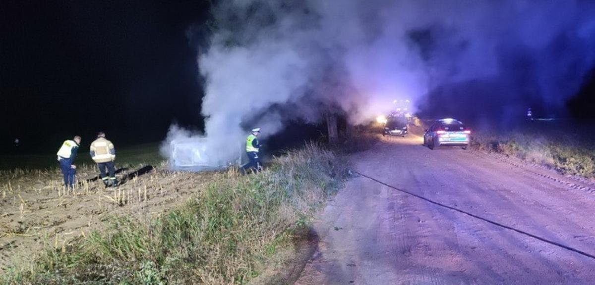 Auto w płomieniach. Służby ratownicze w działaniu