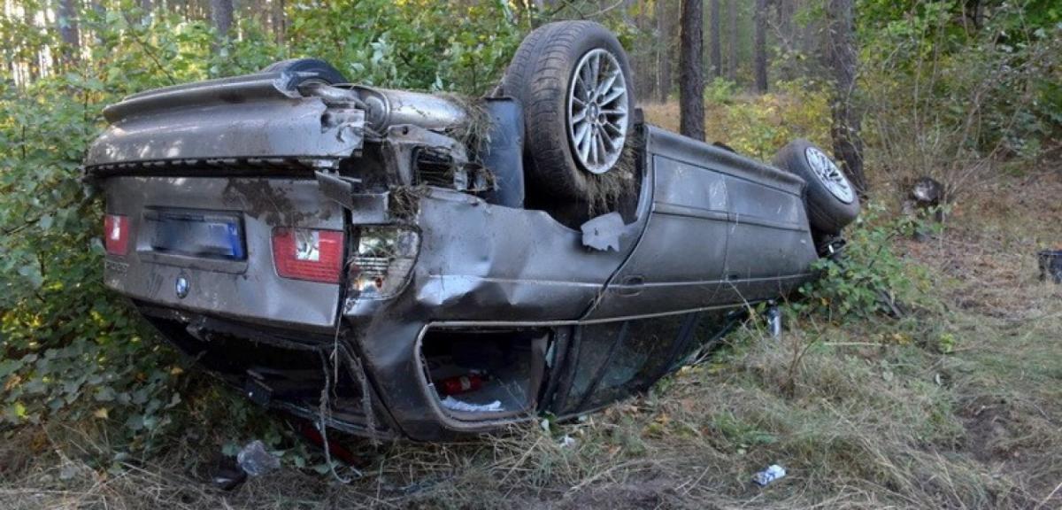 Dachowanie auta na trasie Pisz-Jeże