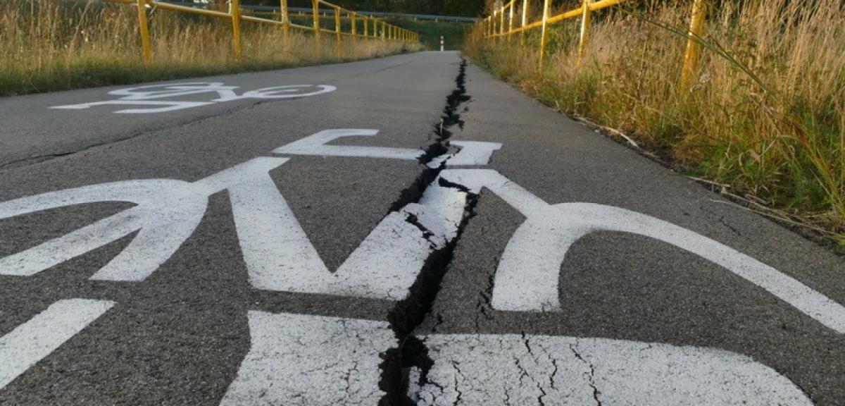 Poważne uszkodzenie ścieżki rowerowej przy moście w Jeglinie