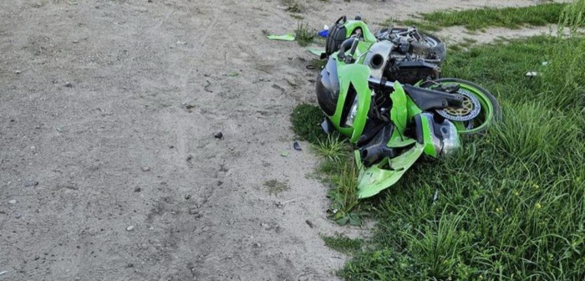 Zderzenie motocykla z autem osobowym na... ścieżce rowerowej