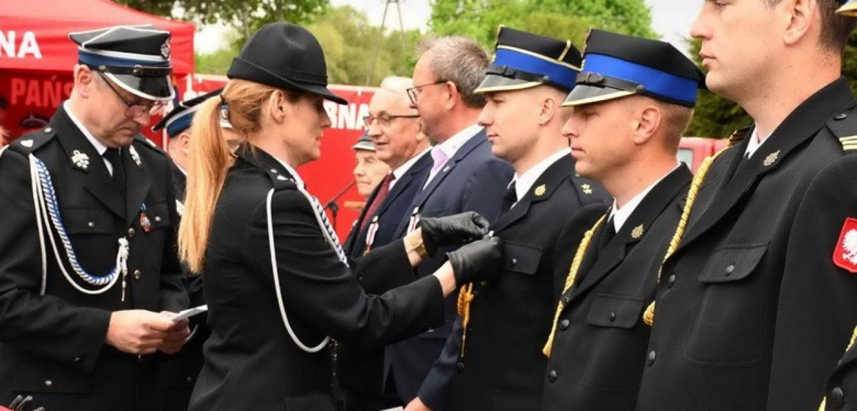 Awanse, odznaczenia i medale podczas uroczystości Dnia Strażaka