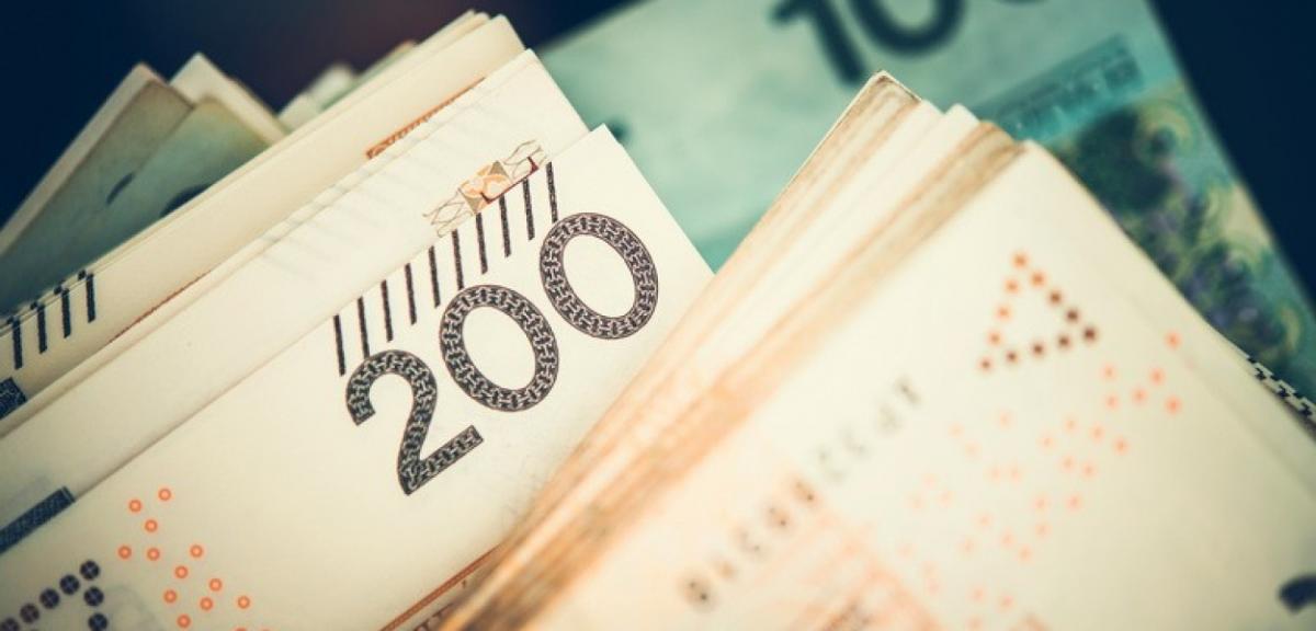 Chciał wręczyć policjantom drogówki 32 tysiące złotych