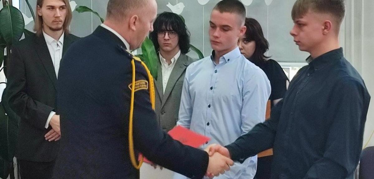 Uratowali dwie osoby z płonącego domu