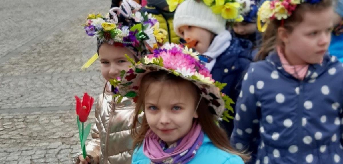 Kolorowy korowód przeszedł ulicami Pisza w poszukiwaniu wiosny