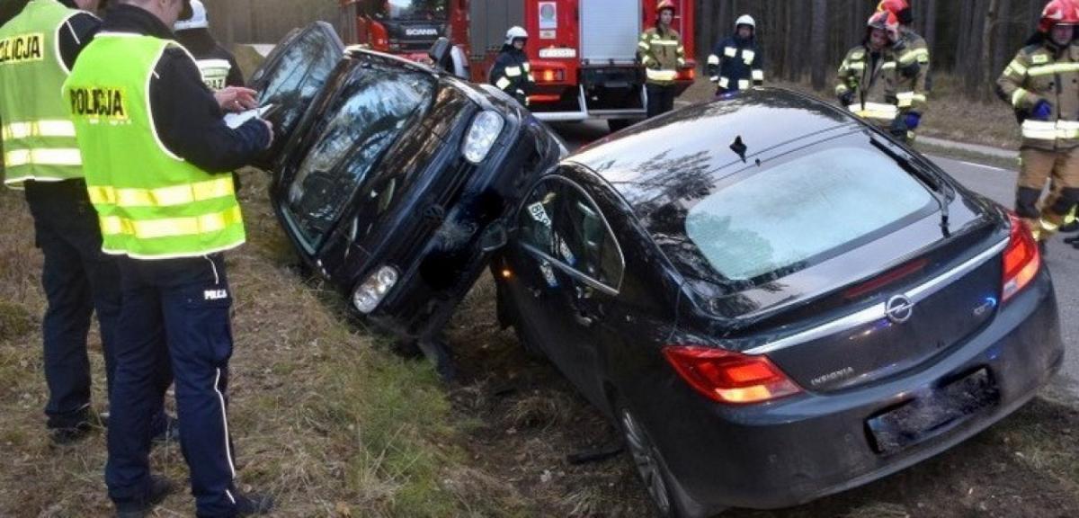 Dwie osoby w szpitalu po zderzeniu aut na trasie Pisz-Wiartel