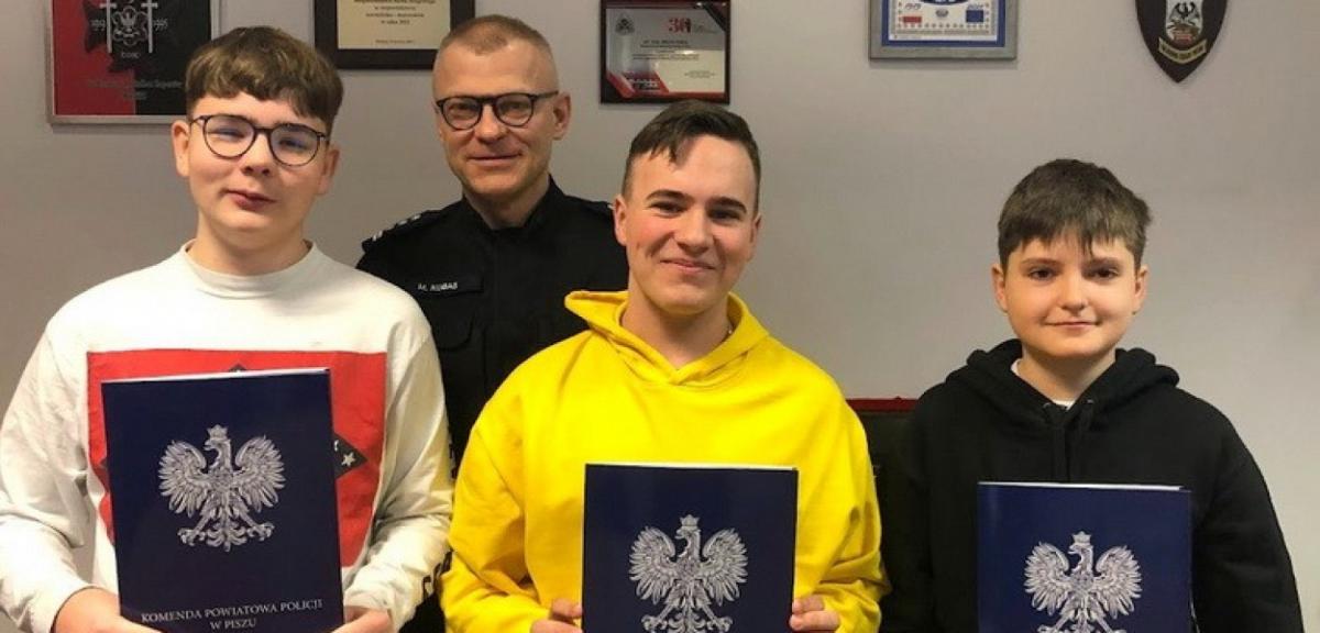 Nastolatkowie znaleźli portfel i oddali go policji