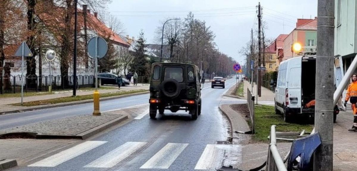 Uderzył w latarnię i odjechał. Kierowca pod wpływem alkoholu