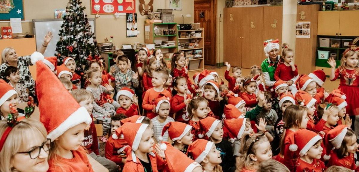 Mikołaj już rozdaje prezenty. Obdarował piskie przedszkolaki