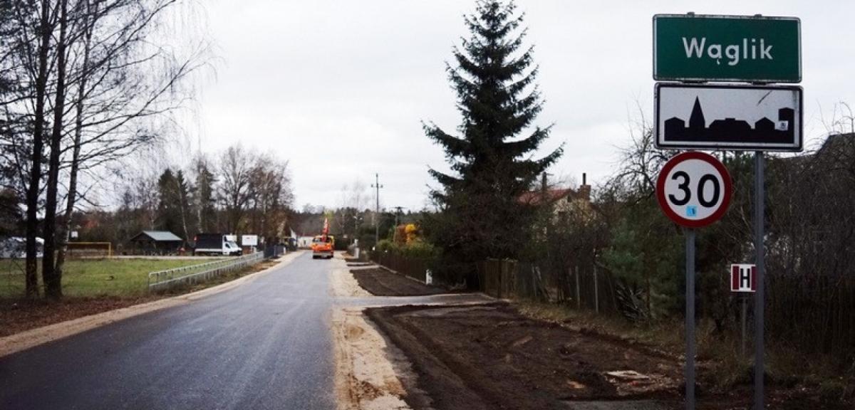 Asfalt zastąpił starą szutrówkę do Wąglika