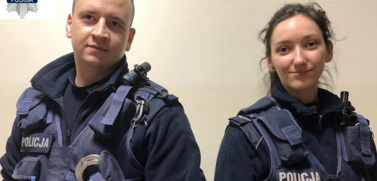 Znaleźli leżącą w parku kobietę. Uratowali od wychłodzenia