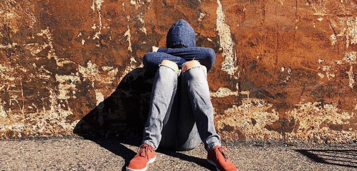 Nietrzeźwy nastolatek leżał nieprzytomny, obok pijany kolega