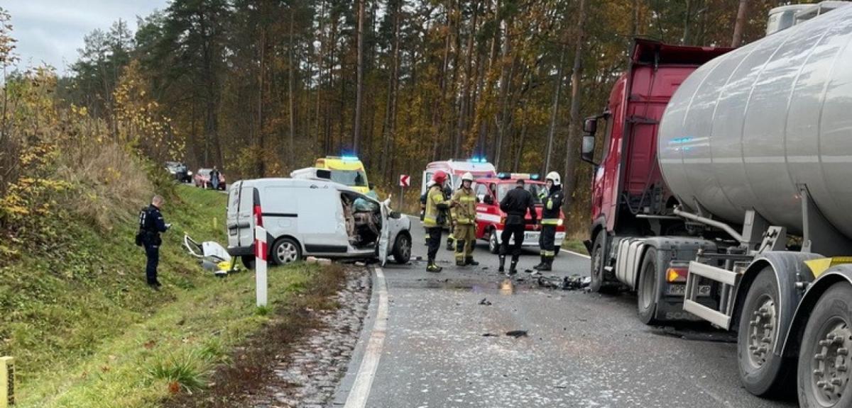 Zderzenie vana z ciężarówką. Kierowca ciężko ranny