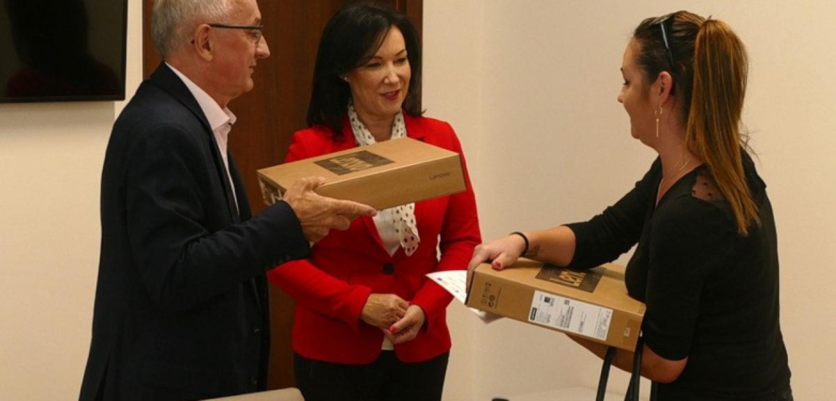 Rozdano sprzęt komputerowy dzieciom z rodzin byłych pracowników PGR