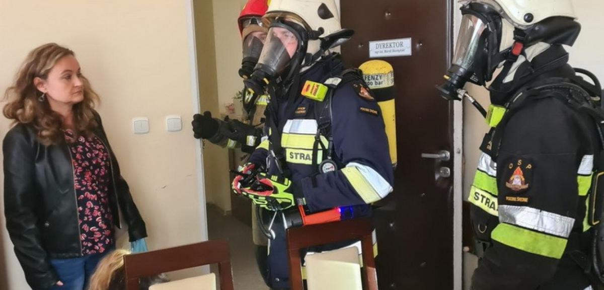 Ewakuacja osób z budynku administracji piskiego szpitala