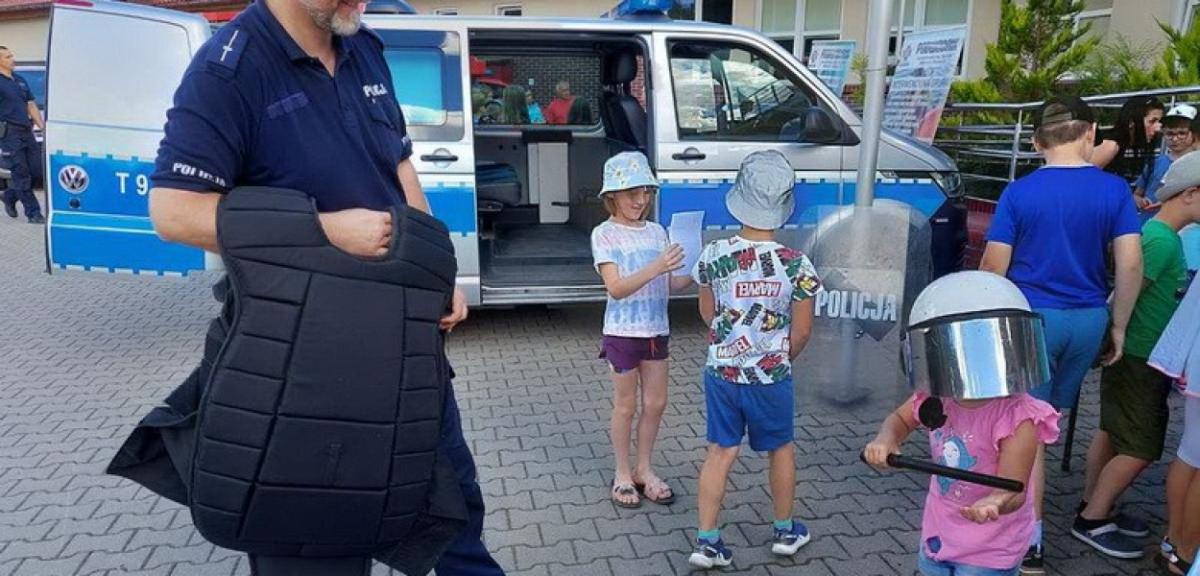 Półkolonię PMOS odwiedzili policjanci i ratownicy wodni