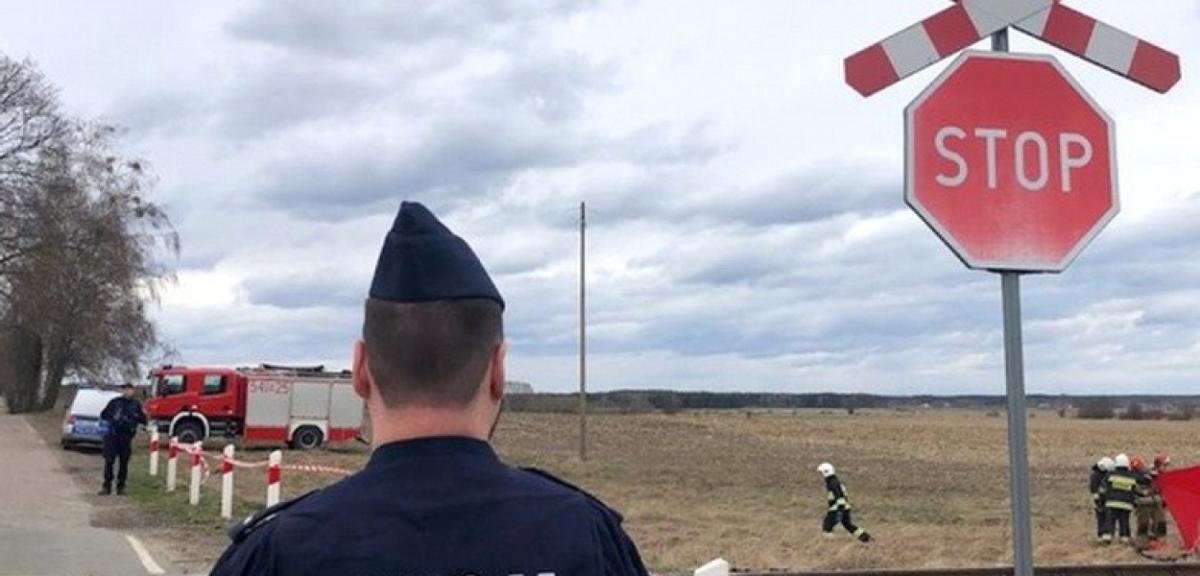 O krok od tragedii. Auto utknęło między rogatkami