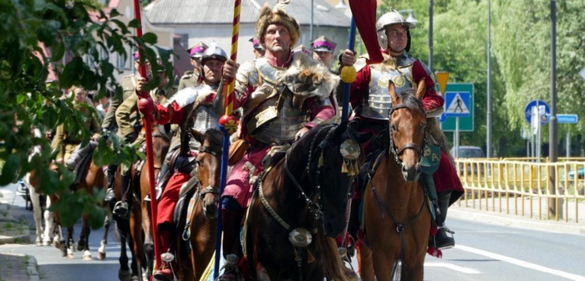 Z dumą na twarzach i uroczystą oprawą. Parada ulicami Pisza