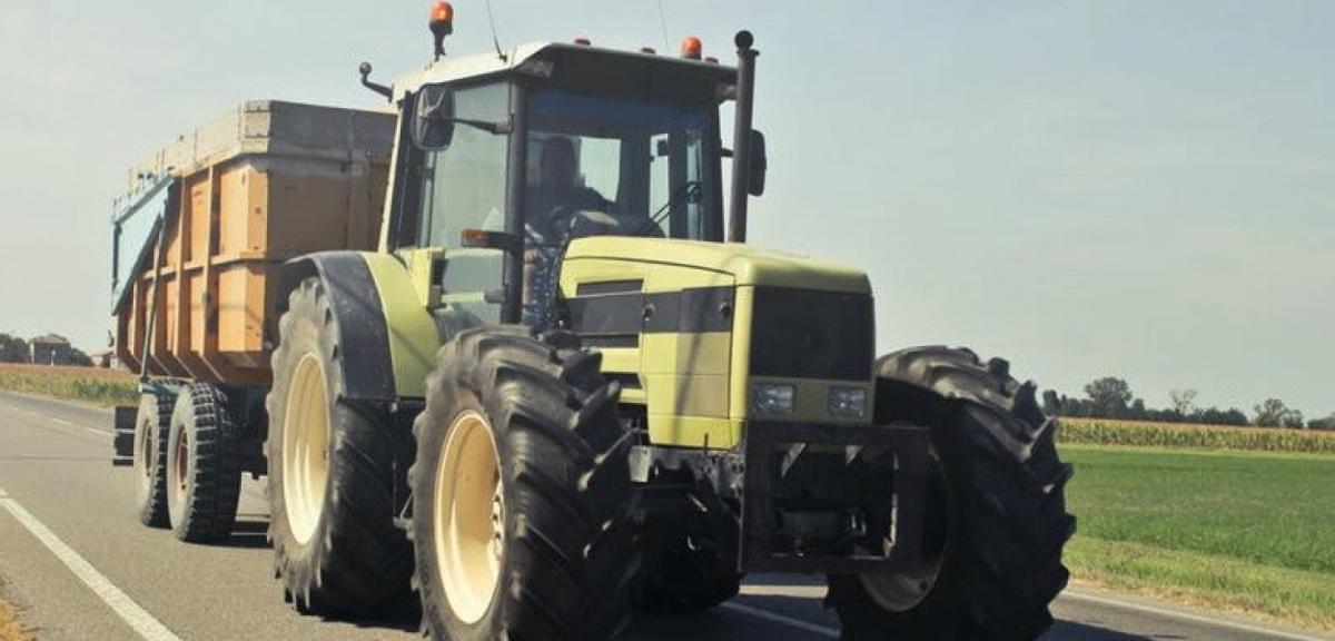 Traktorzysta bez uprawnień na promilach