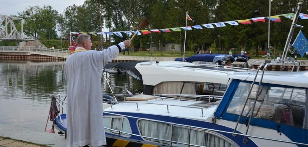 Liturgia z poświęceniem łódek i żaglówek nad rzeką Pisą