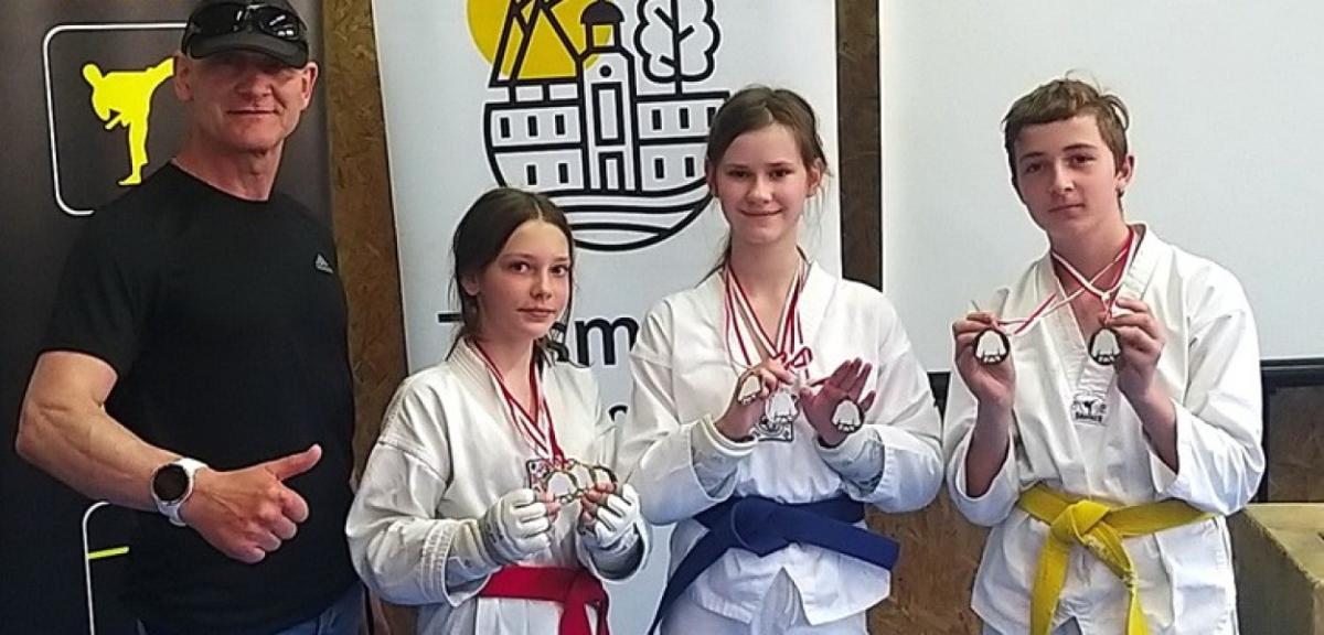 8 medali dla młodych piskich taekwondzistów