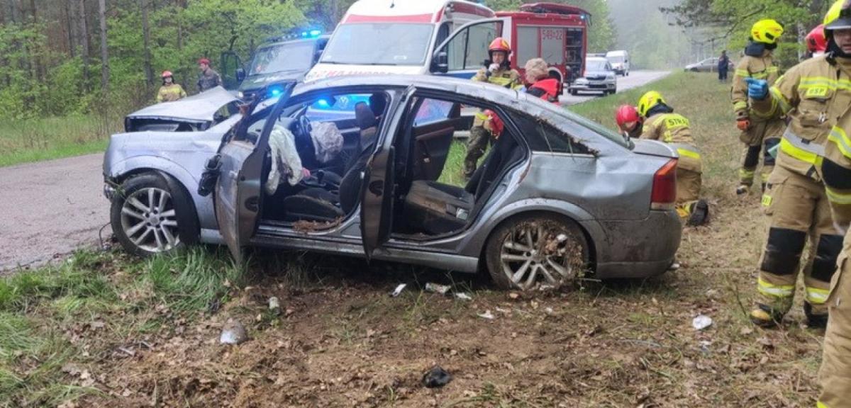 Wypadek niedaleko Wierzbin: poszkodowani zakleszczeni w aucie