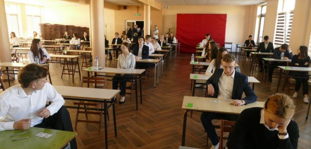 Trwa egzamin maturalny 2022 r. Nastroje i typowania uczniów I LO w Piszu