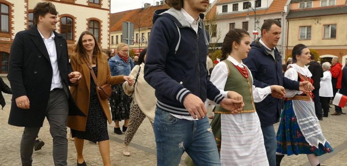  3 maja na Placu Daszyńskiego mieszkańcy Pisza odtańczyli wspólnie…