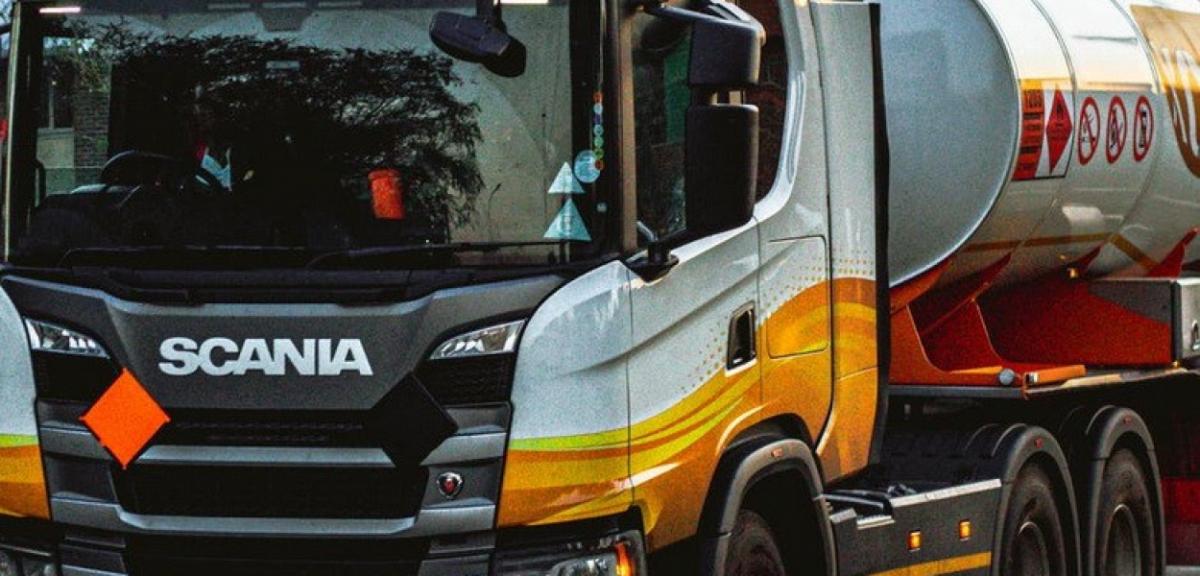 Nastolatek utknął między naczepą a kabiną tira. Jechał 20 km