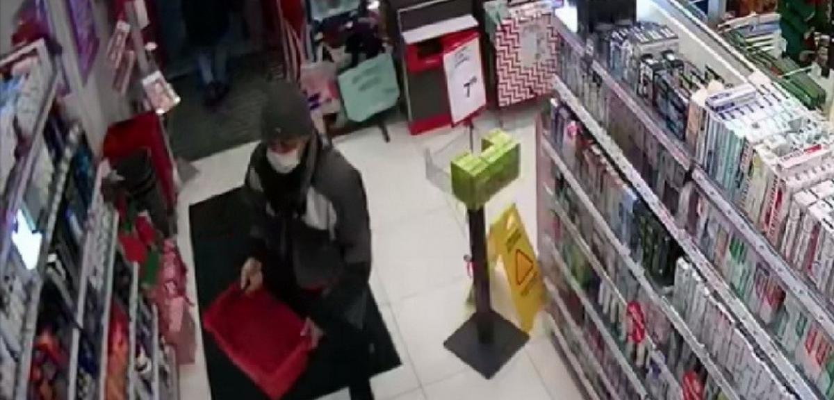 Policjanci poszukują sprawcy kradzieży perfum