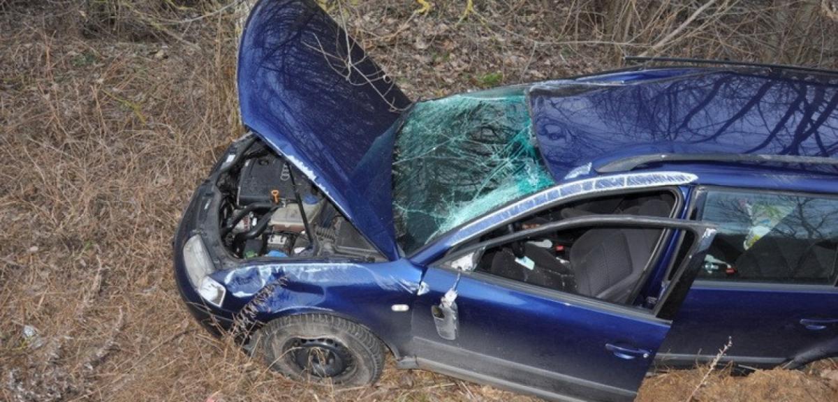  Nieprawidłowy manewr wyprzedzania. Auto w rowie, uczestnicy zdarzenia w…