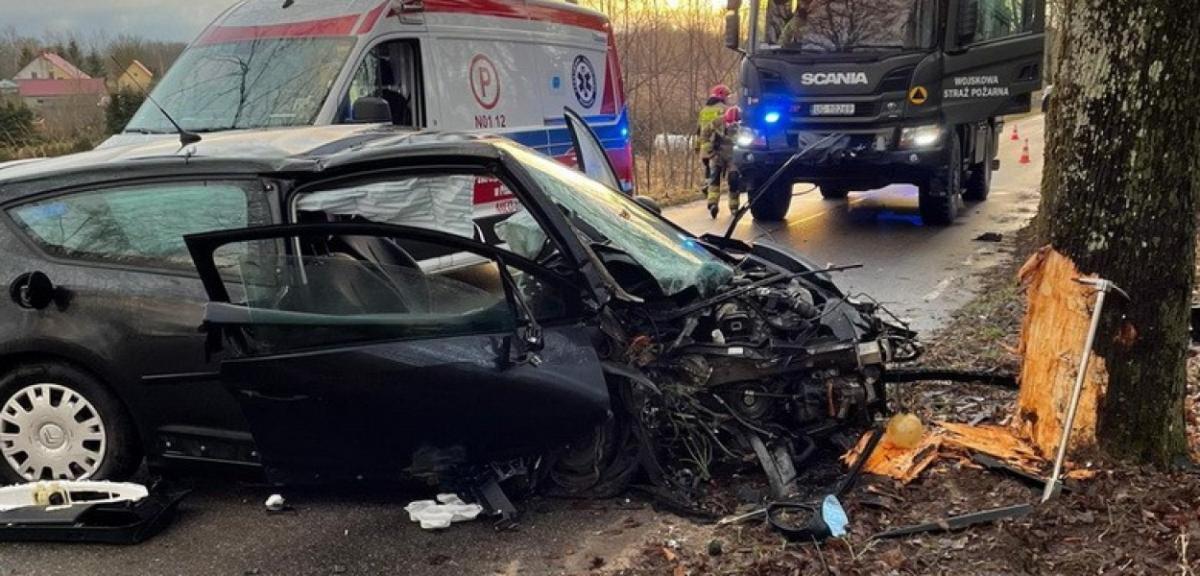 Wypadek pod Orzyszem - samochód uderzył w drzewo