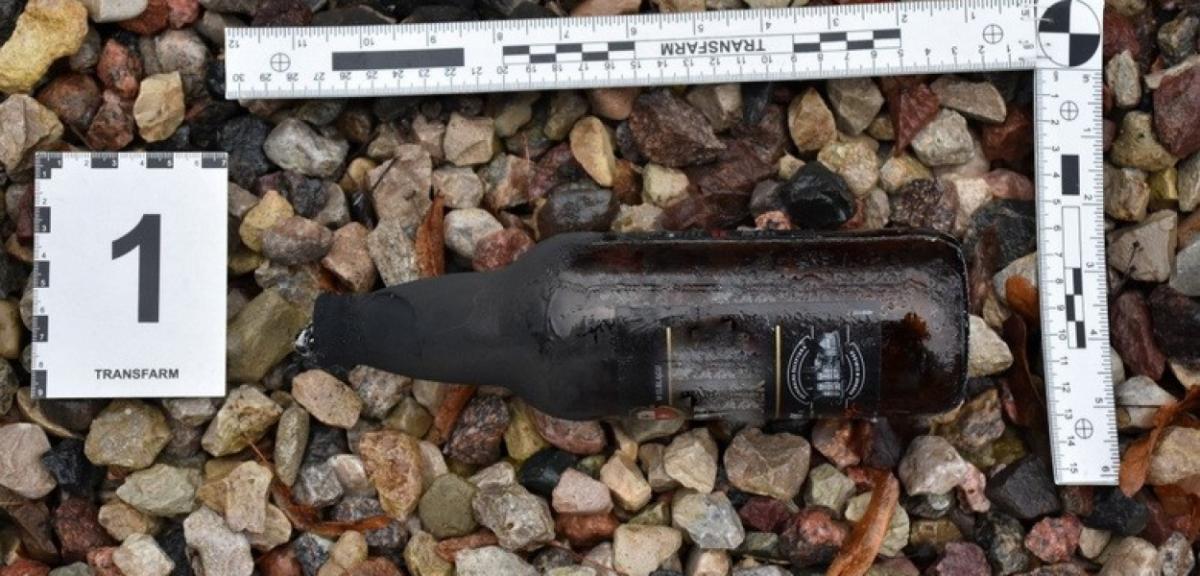 17-latek rzucił podpaloną butelkę z benzyną w budynek piskiej komendy
