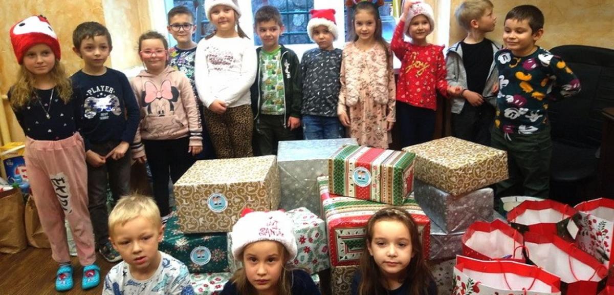  Piskie przedszkolaki jak Święty Mikołaj - obdarowują potrzebujących…