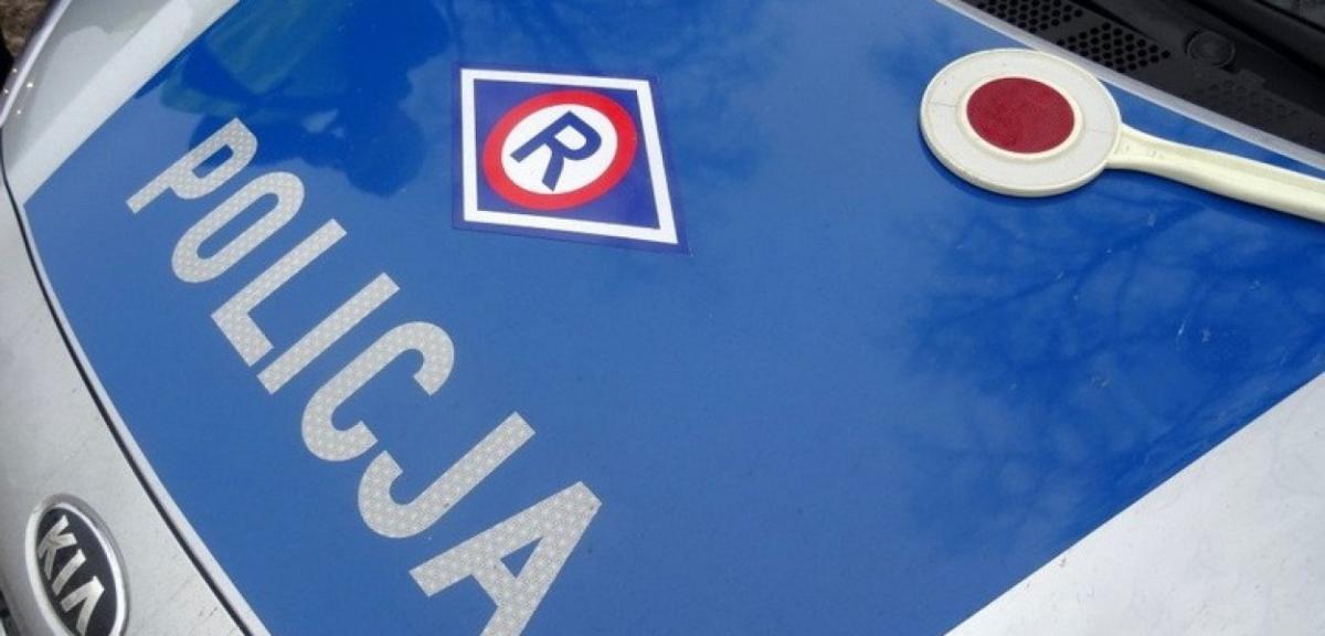 Kierowca fiata jechał na zakazie. Był poszukiwany