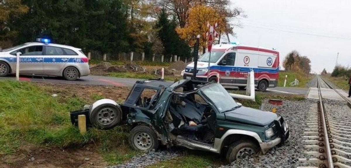 Kierujący pojazdem 74-latek uderzył w jadący szynobus