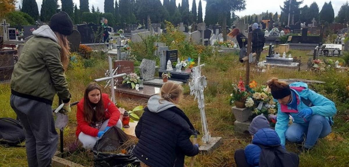 Wolontariusze z Dwójki sprzątali na piskim cmentarzu