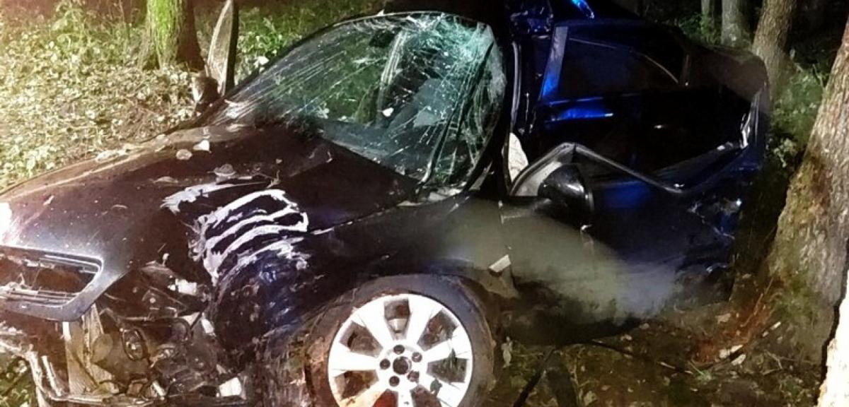 Kierujący oplem uderzył w drzewo. W ciężkim stanie trafił do szpitala