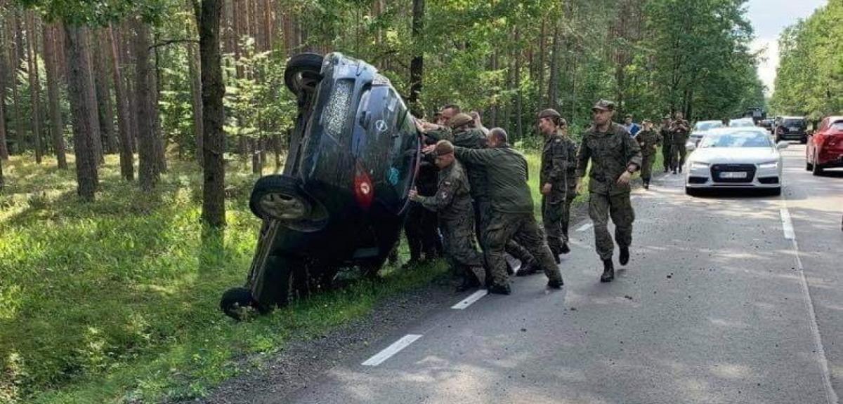 Terytorialsi z pomocą ofiarom zdarzenia na trasie Pisz - Ruciane-Nida