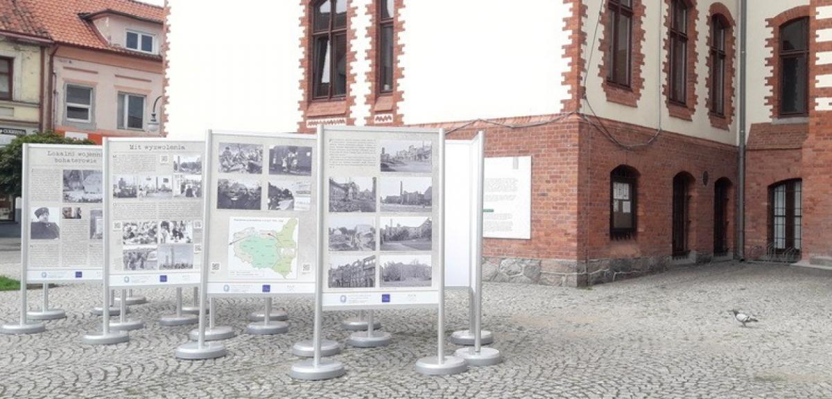 Plenerowa wystawa przed Muzeum Ziemi Piskiej 