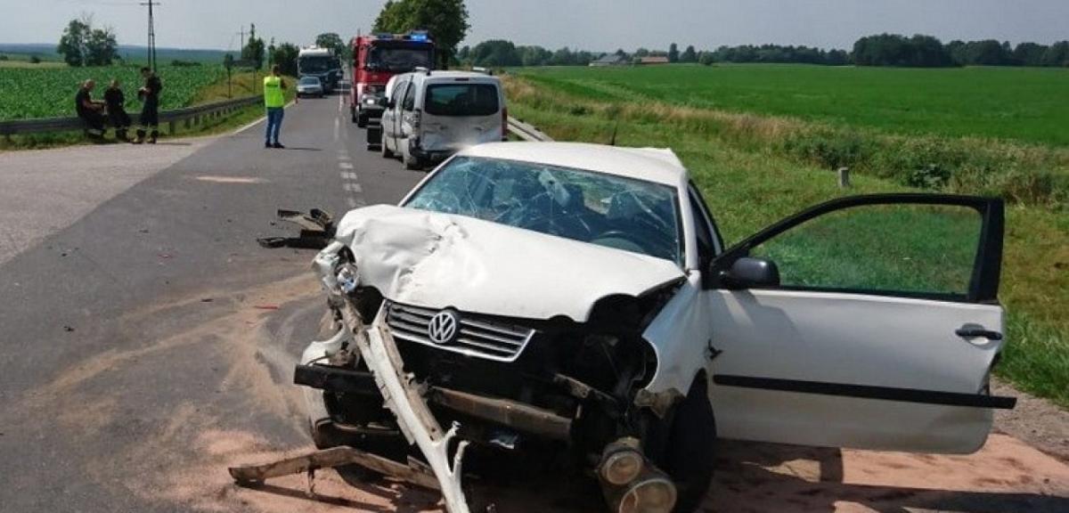 Wypadek z udziałem trzech aut. Dwie osoby poszkodowane